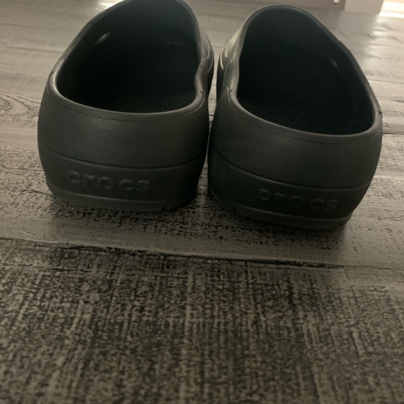 CROCS Strapless Black Slip-On Clogs, Like New, Men’s 7/ Womens 9 Black - Picture 3 of 5